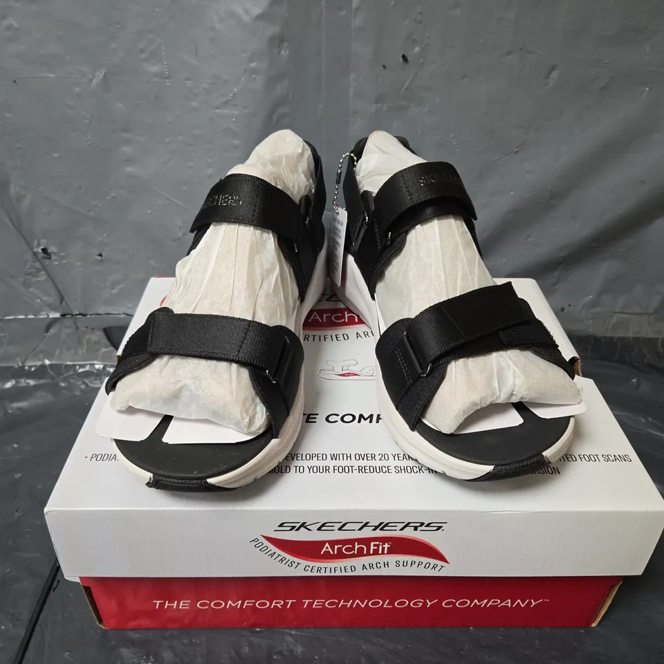 BOXED PAIR OF SKECHERS ARCH FIT 2.0 GO GETTER WOMENS TRAINERS - UK 5