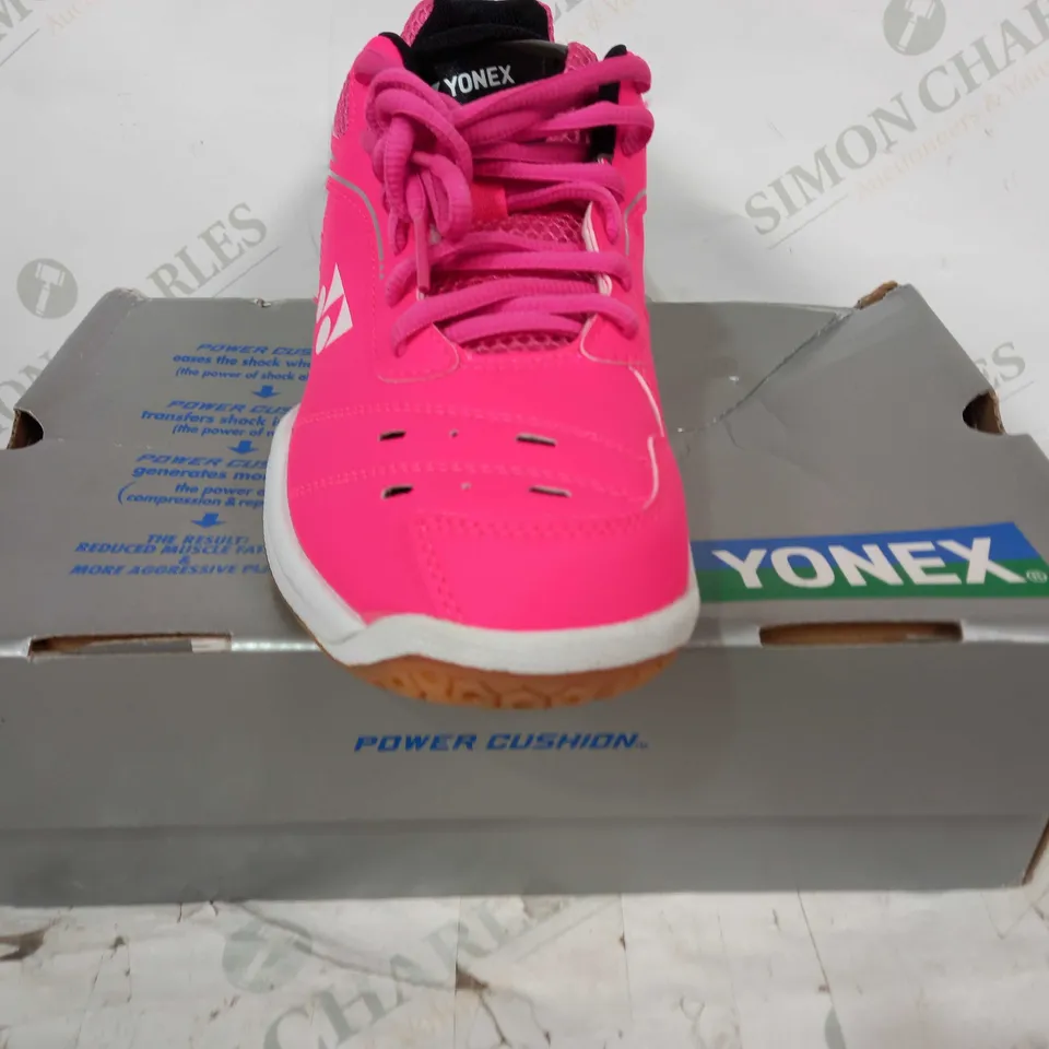 BOXED PAIR OF YONEX TRAINERS IN HOT PINK UK SIZE 7.5