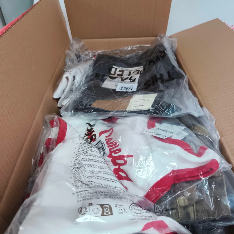 BOX OF APPROXIMATELY 20 ASSORTED CLOTHING ITEMS TO INCLUDE QUEEN SOMEBODY TO LOVE T SHIRT, DENIM TRUCKER JACKET ETC
