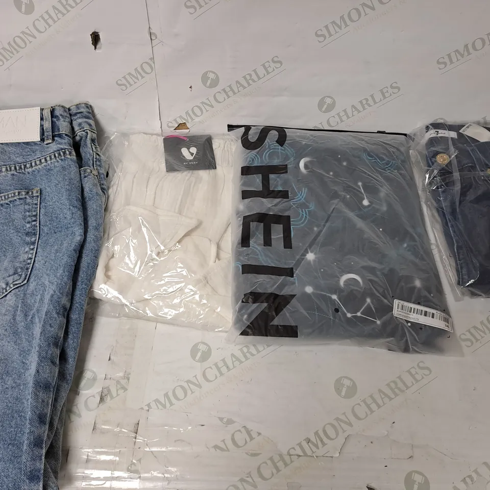 BOX OF APPROXIMATELY 25 ASSORTED CLOTHING ITEMS TO INCUDE - JEANS , TOPS , SHORTS - ETC