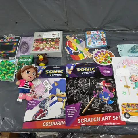 BOX OF ASSORTED TOYS AND GAMES TO INCLUDE JIGSAWS, TEDDIES AND SCRATCH ART