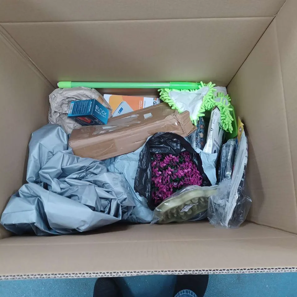 APPROXIMATELY 20 HOUSEHOLD ITEMS TO INCLUDE A PLASTIC TABLE COVER, BLENDER AND DOG BALL TOY