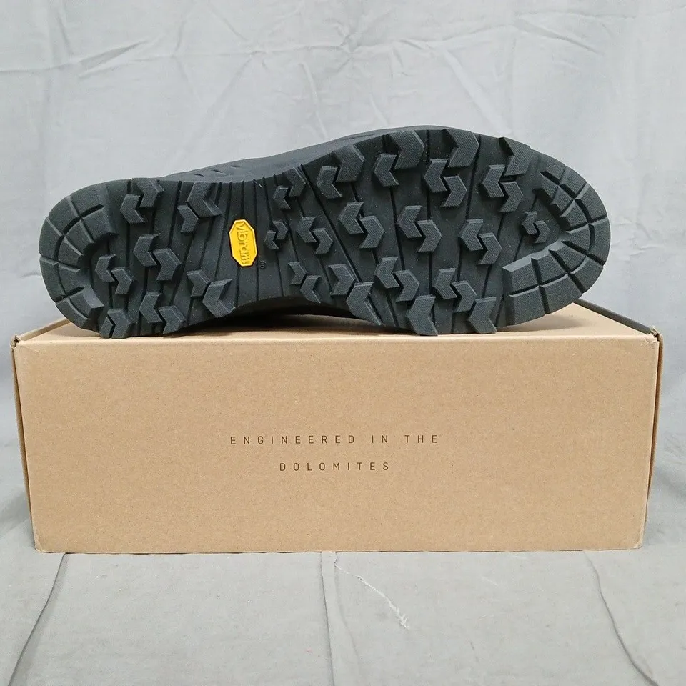 BOXED PAIR OF SALEWA ALP TRAINERS IN BUNGEE CORD/BLACK SIZE UK 11