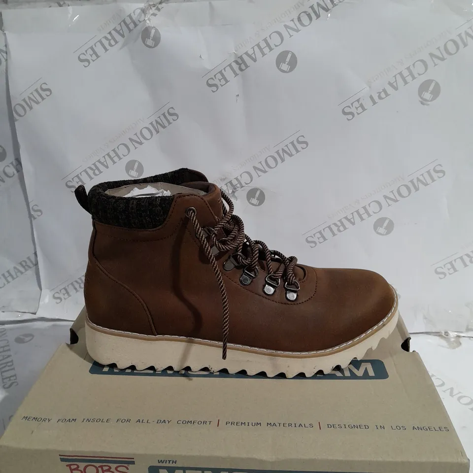 BOXED PAIR OF SKECHERS HIKING BOOTS IN BROWN SIZE 7