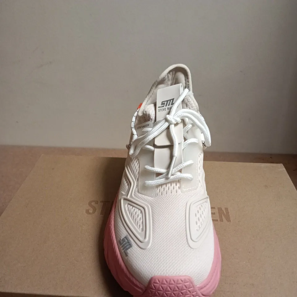 BOXED PAIR OF STEVE MADDEN PROPEL 1 SNEAKERS –UK SIZE 5