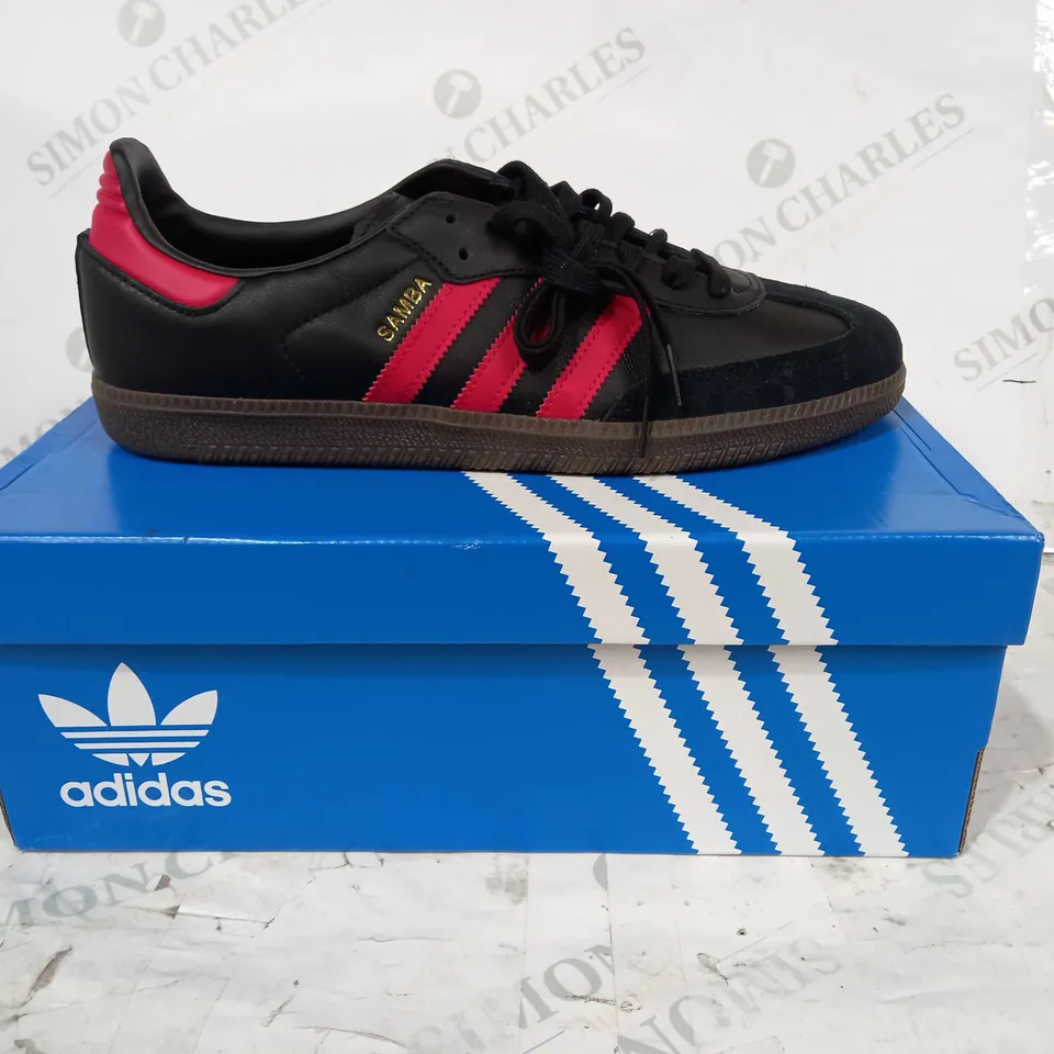 BOXED PAIR OF ADIDAS SAMBA TEAM MANCHESTER UNITED SHOES IN BLACK/RED UK SIZE 10