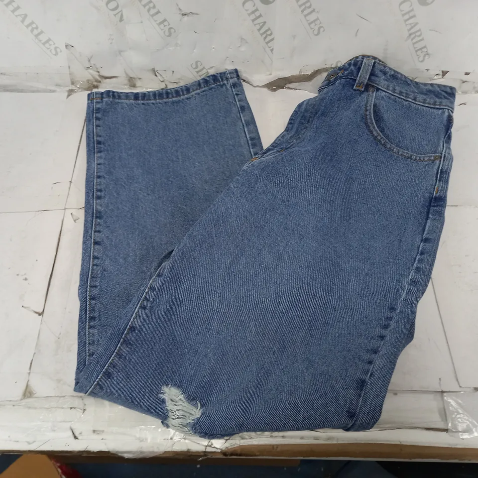 APPROXIMATELY 50 PAIRS OF LOOSE STRAIGHT JEANS IN GRAPHITE BLACK AND OFFSHORE RIP BLUE IN VARIOUS SIZES - COLLECTION ONLY
