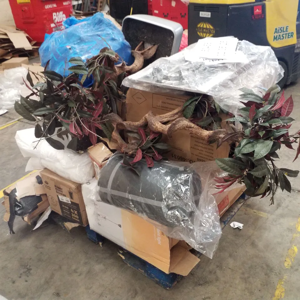 PALLET CONTAINING ASSORTED PRODUCTS INCLUDING ARTIFICIAL PLANTS, 2 GAS HOBS BURNER, PENDANT LIGHT & SLEEPING BAG