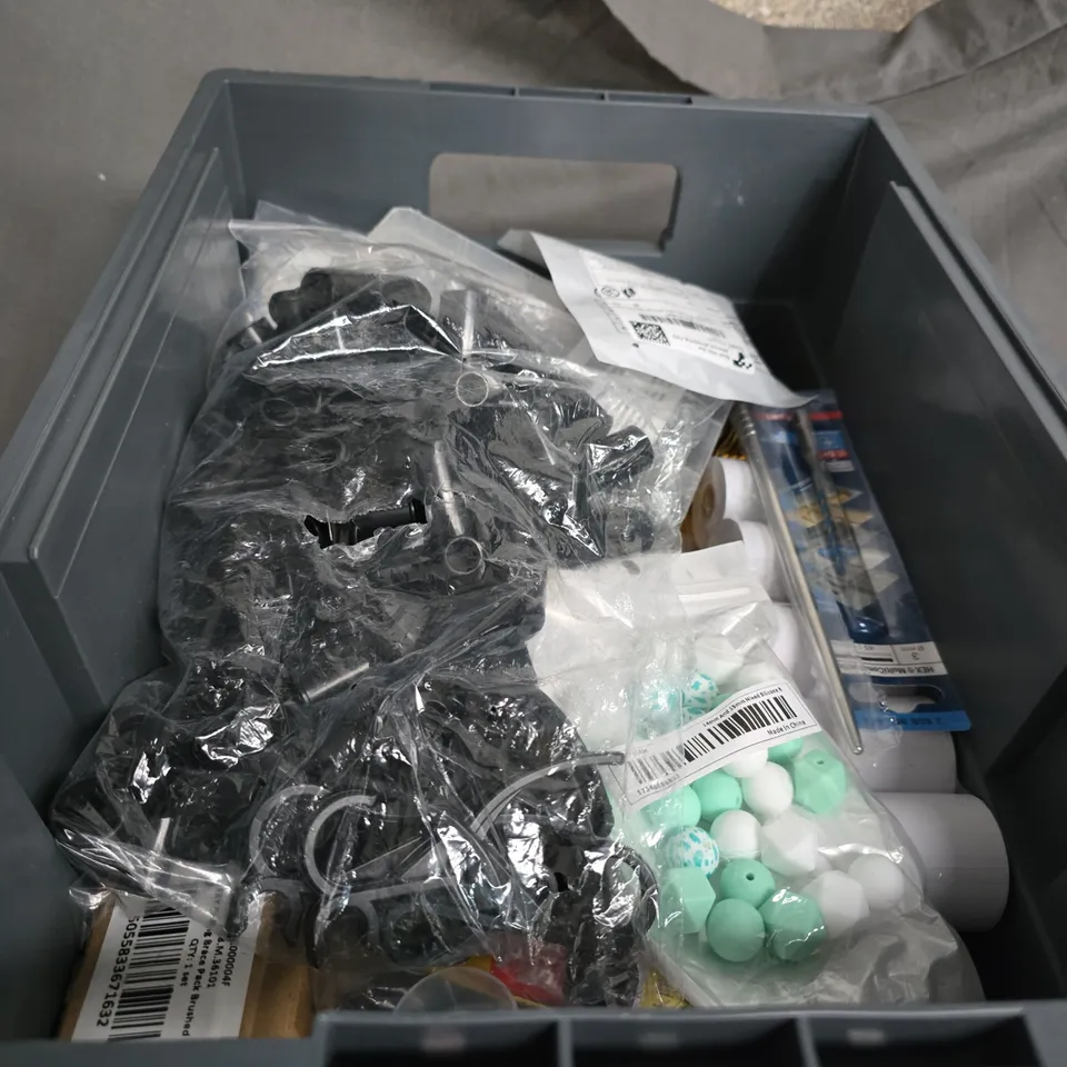 APPROXIMATLEY 25 ITEMS INCLUDING AN ICE CUBE TRAY BUTTONS A BUILDERS RULERS PLUS VARIOUS HOUSEHOLD ITEMS .