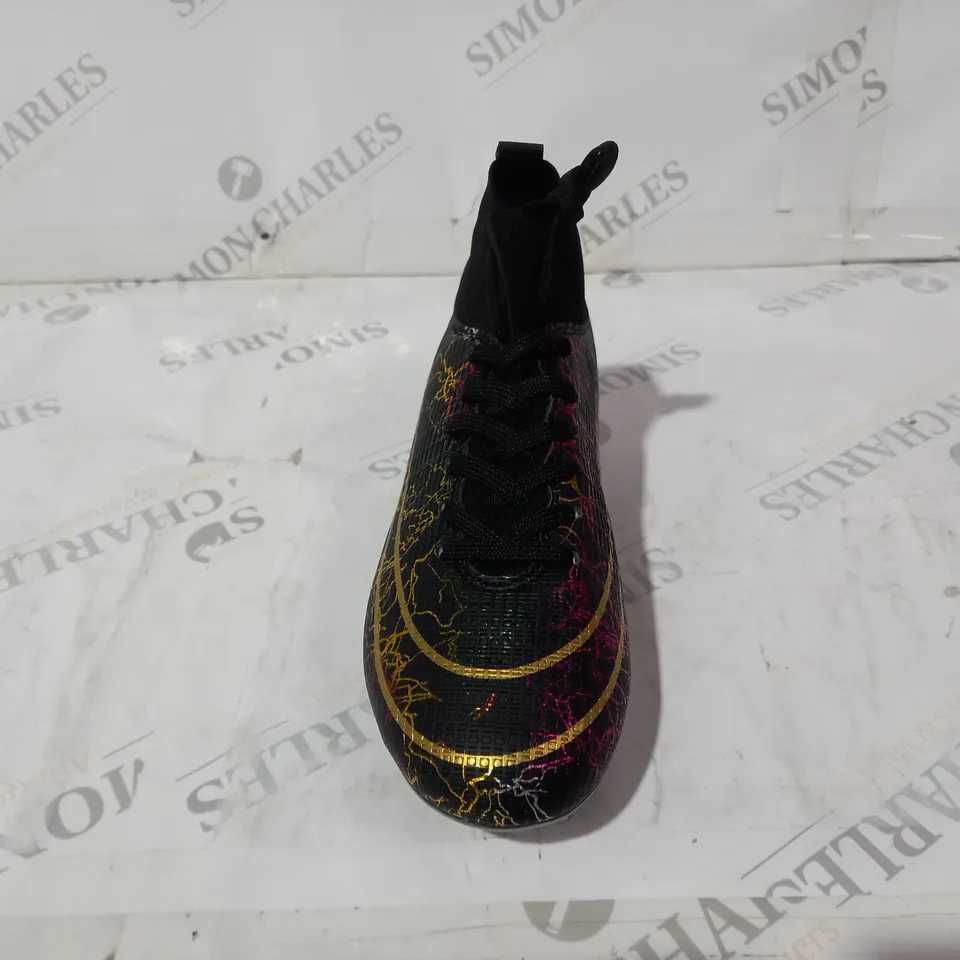 BLACK AND METALLIC FOOTBALL SHOES SIZE 35