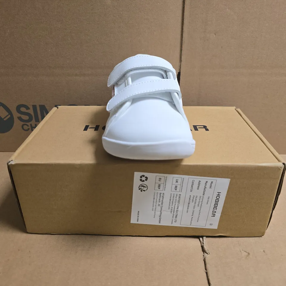 BOXED PAIR OF HOBIBEAR KID'S WIDE BAREFOOT SHOES IN WHITE SIZE EU 34