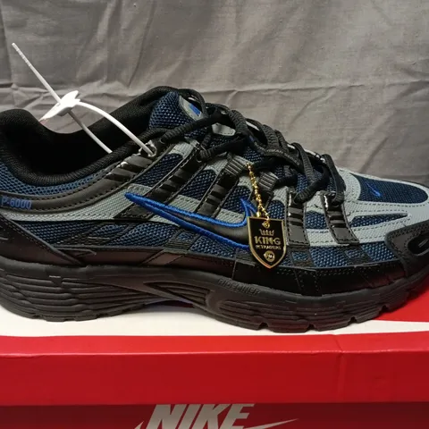 NIKE P-6000 TRAINERS IN ROYAL/BLACK/DARK GREY - UK 10