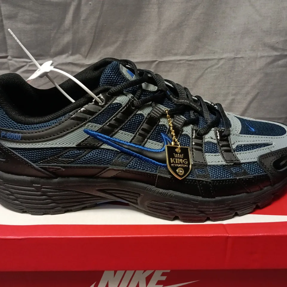 NIKE P-6000 TRAINERS IN ROYAL/BLACK/DARK GREY - UK 10