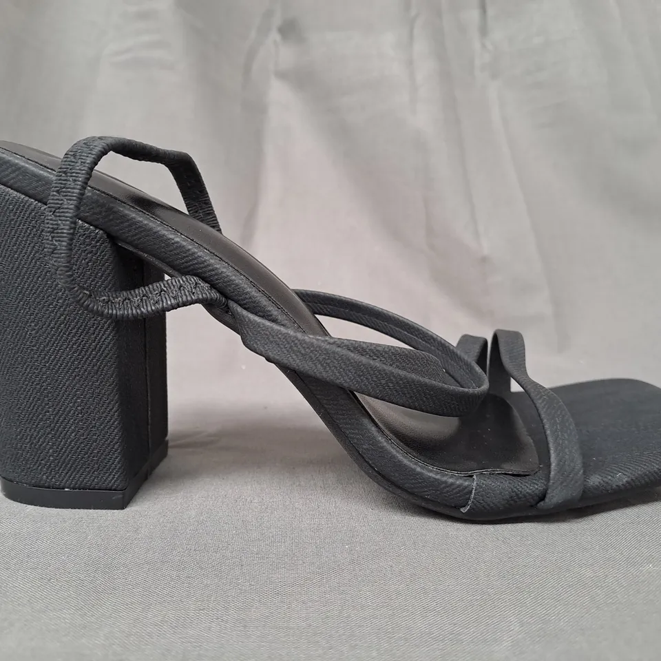 BOXED PAIR OF DESIGNER OPEN TOE BLOCK HEEL SANDALS IN BLACK EU SIZE 37