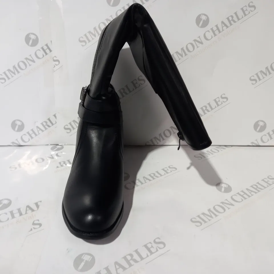 BOXED PAIR OF DESIGNER BELOW KNEE BOOTS IN BLACK EU SIZE 38