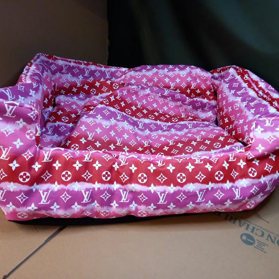 DESIGNER STATEMENT WIPEABLE PINK/LOGO MEDIUM SIZED DOG BED