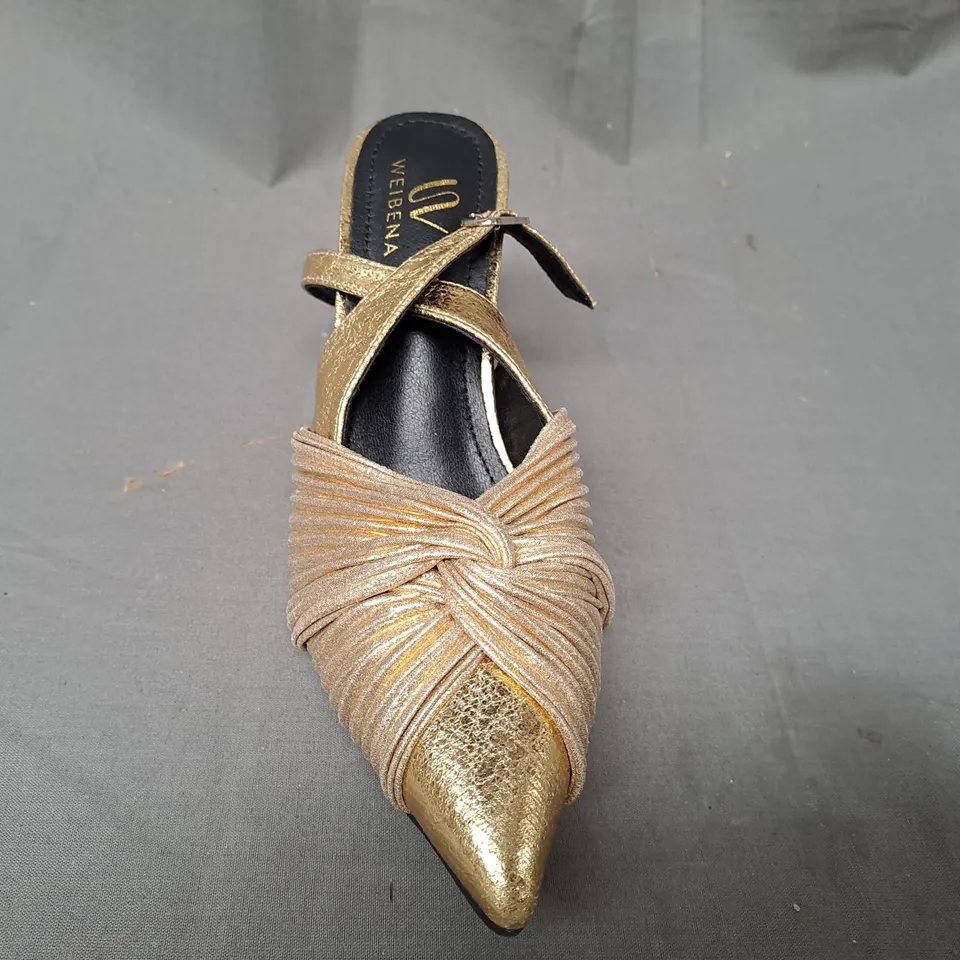 BOXED PAIR OF WEIBENA POINTED TOE HEELED SHOES IN METALLIC GOLD EU SIZE 35
