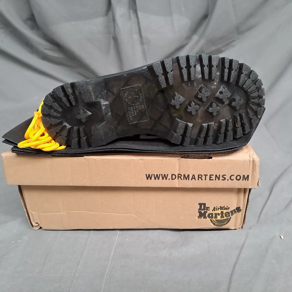 BOXED PAIR OF DR MARTENS CLASSIC BOOTS IN BLACK SIZE 4
