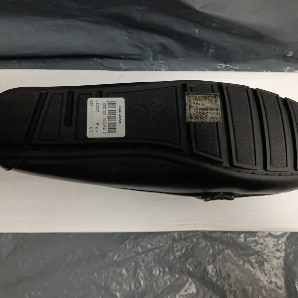 BOXED PAIR OF UNZE SHOES IN BLACK SIZE UK 6