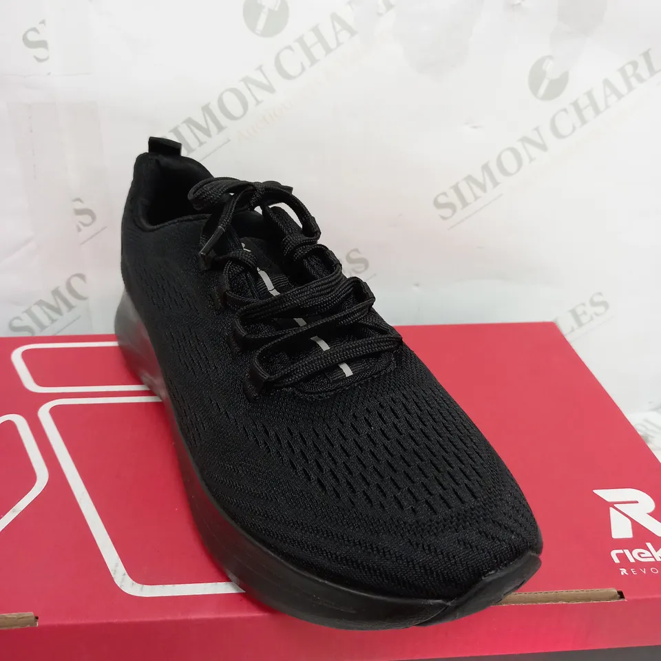 BOXED REEBOK BLACK BREATHABLE TRAINERS - SIZE 7