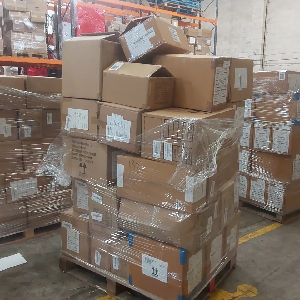 PALLET CONTAINING APPROXIMATELY 320x BRAND NEW ASSORTED DESIGNER CLOTHING ITEMS INCLUDING: SIMPLY BE SANDALS, JD WILLIAMS STRIPED T-SHIRTS, SIMPLY BE METALLIC SKIRTS, SIMPLY BE WIDE LEG TROUSERS ECT