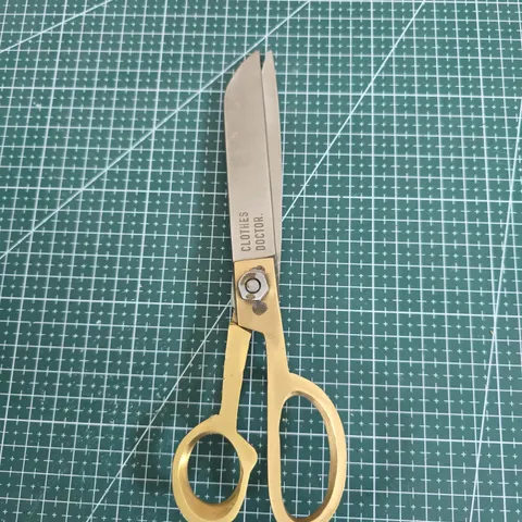CLOTHES DOCTOR SCISSORS – GOLD-TONE TAILOR'S SNIPS