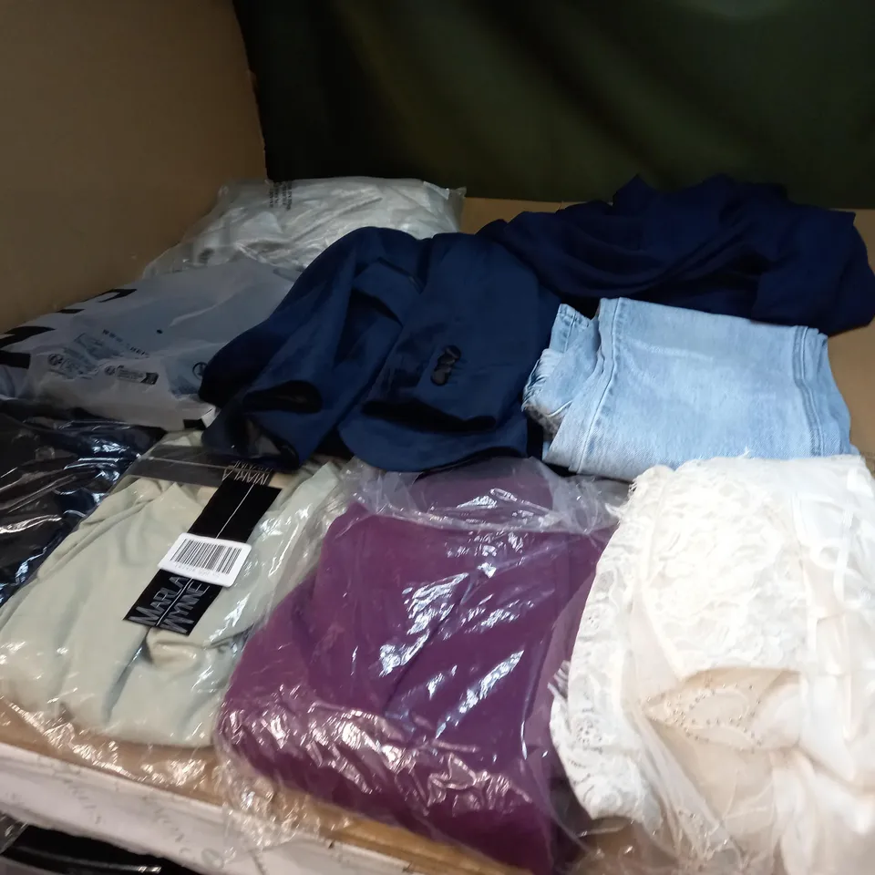 LOT OF APPROX 20 ASSORTED CLOTHING ITEMS TO INCLUDE JUMPERS, JEANS AND T-SHIRTS