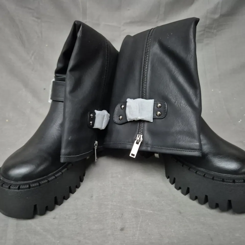 BOXED PAIR OF SIMMI LONDON PLATFORM KNEE-HIGH BOOTS IN BLACK SIZE 5