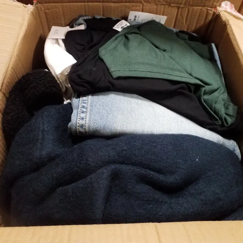 PALLET CONTAINING 8 BOXES OF ASSORTED CLOTHING