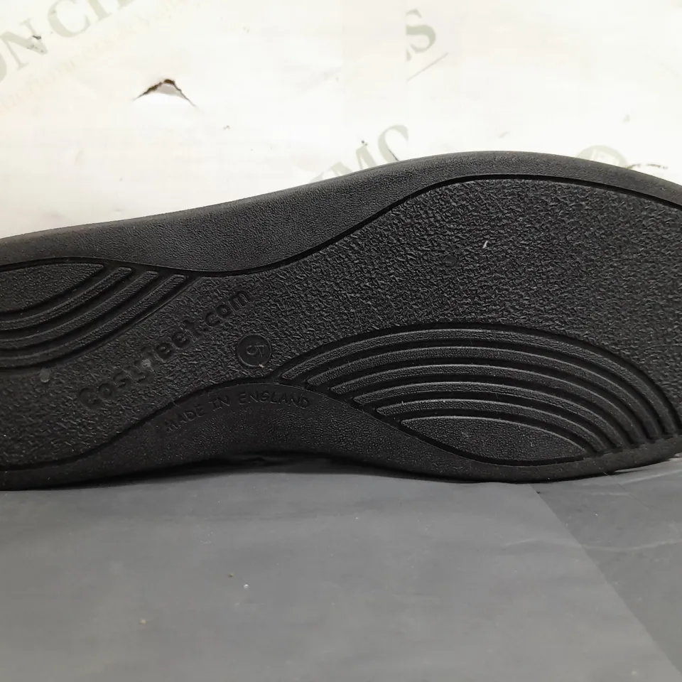 BOXED PAIR OF COSYFEET SLIPPERS IN MIDNIGHT PAISLEY UK SIZE 5