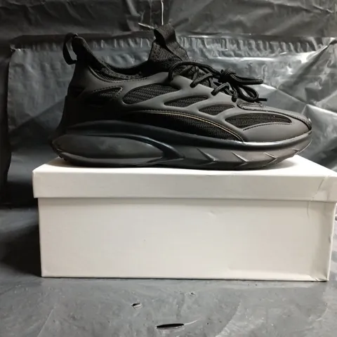 BOXED PAIR OF CONZURI TRAINERS IN BLACK SIZE 7