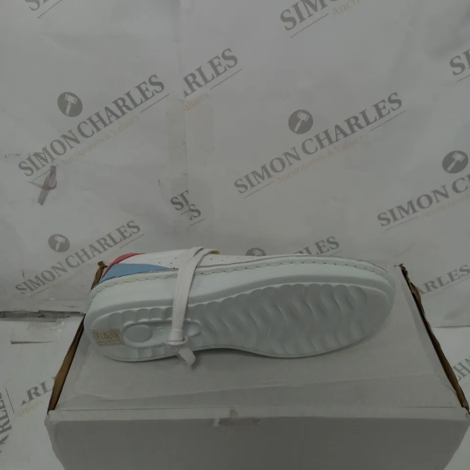 BOXED PAIR OF ADESSO EMILY LEATHER TRAINERS IN WHITE/MULTICOLOUR SIZE 8