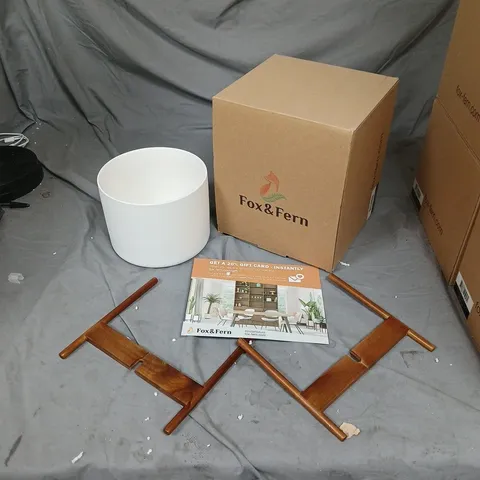 FOX & FERN WHITE PLANTER WITH WOODEN LEGS – BOXED