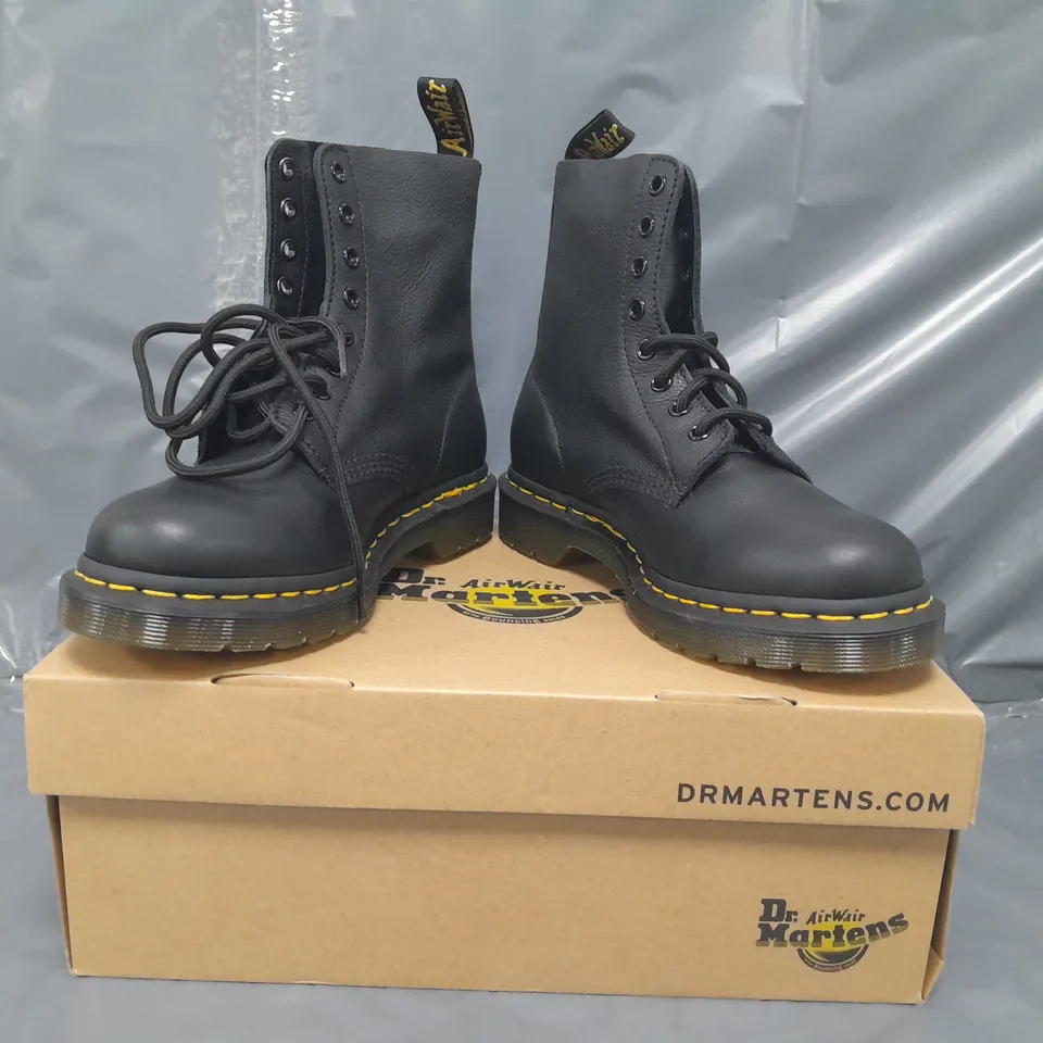 BOXED PAIR OF DR MARTENS 1460 PASCAL ANKLE BOOTS IN BLACK UK SIZE 5