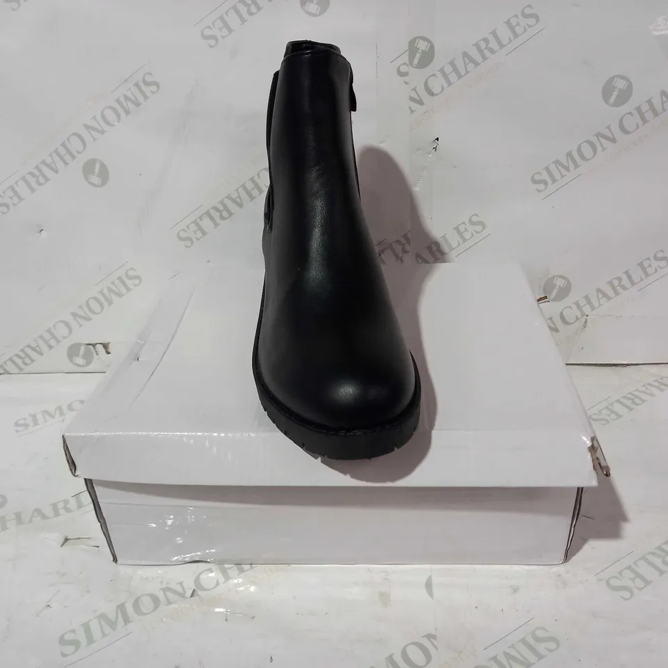 BOXED PAIR OF DESIGNER LEATHER SHOES IN BLACK UK SIZE 8