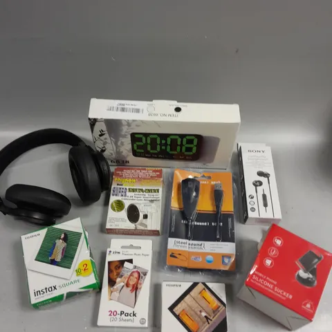 APPROXIMATELY 20 ASSORTED ELECTRICAL PRODUCTS TO INCLUDE WIRELESS HEADPHONES, ALARM CLOCK, CAMERA ACCESSORIES ETC