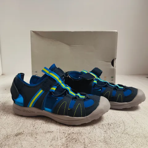 BOXED PAIR OF GEOX KID'S SHOES IN NAVY/LIGHT BLUE SIZE UK 13
