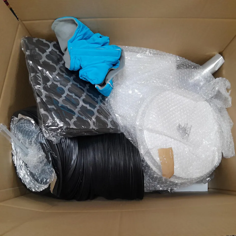 APPROXIMATELY 10 ASSORTED HOUSEHOLD ITEMS TO INCLUDE DOT PET ECO TOWELS, DELAX PADDED ENVELOPES, FLOOR MAT, ETC