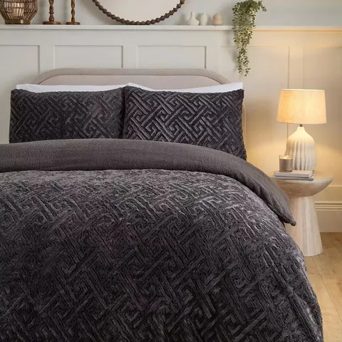LUXE GEO FLEECE DUVET COVER SET SUPER KING SIZE