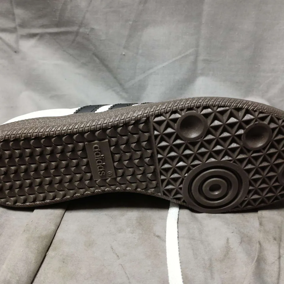 UNBOXED PAIR OF ADIDAS SAMBA TRAINERS IN WHITE - UK 5