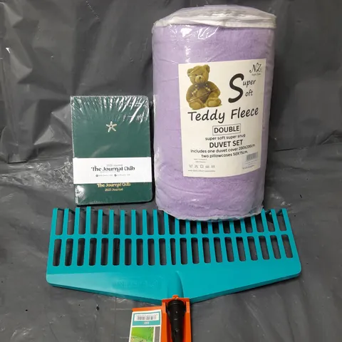 APPROXIMATELY 15 ASSORTED HOUSEHOLD ITEMS TO INCLUDE RAKE HEAD, SUPER SOFT TEDDY FLEECE - DOUBLE, JOURNAL CLUB, ETC