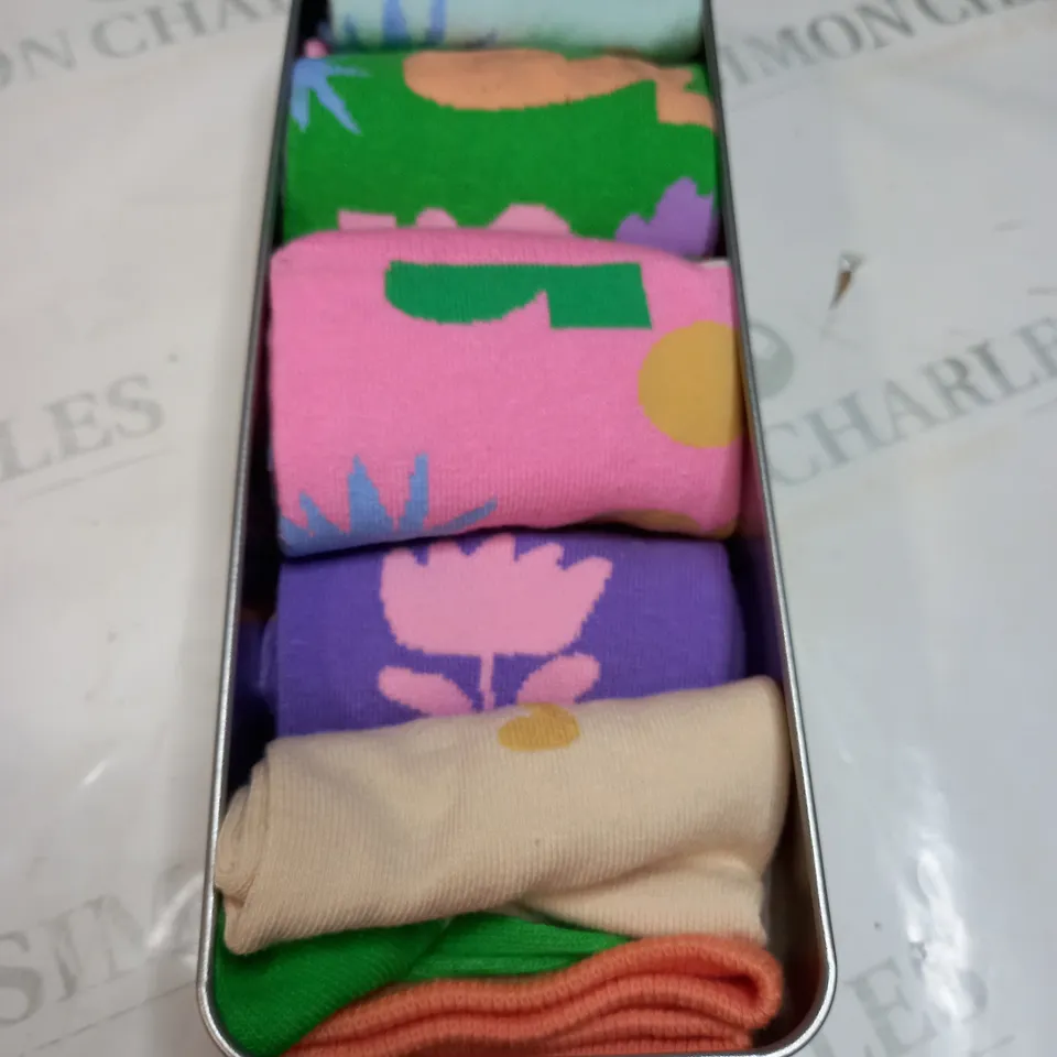 TYPO TIN OF 5 X PACK OF MULTI COLOURED SOCKS 