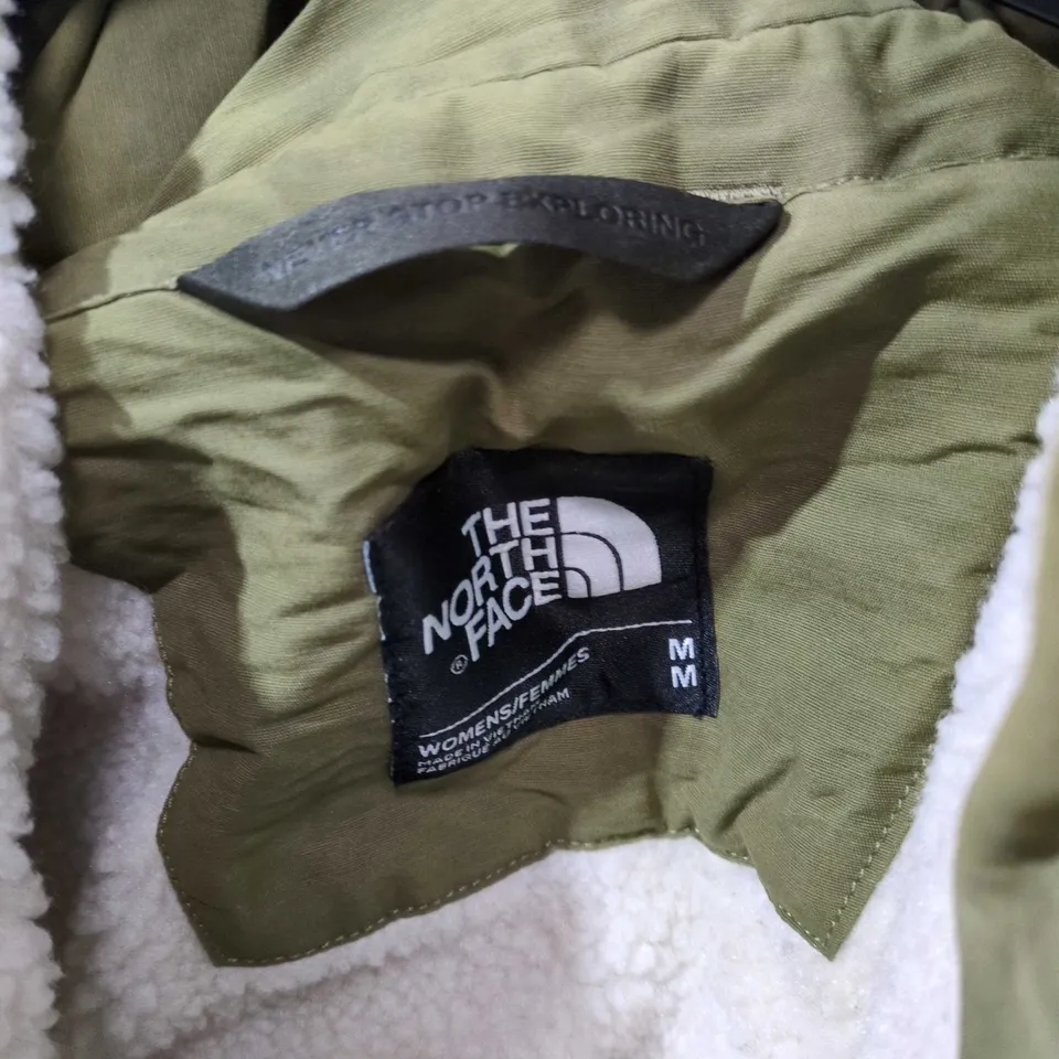 THE NORTH FACE WOMEN'S PARKA – OLIVE GREEN, SIZE M (US)