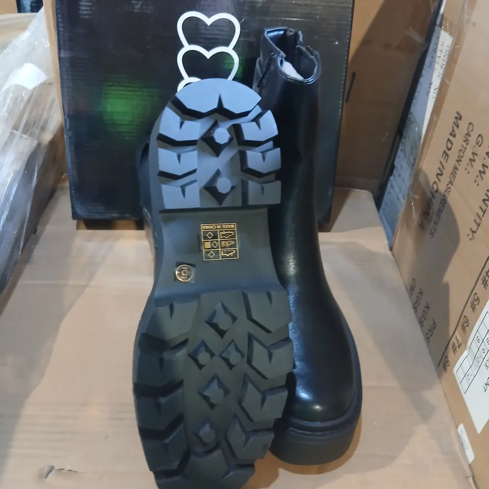 KOI RIVEN CHUNKY BOOTS BLACK SIZE 6