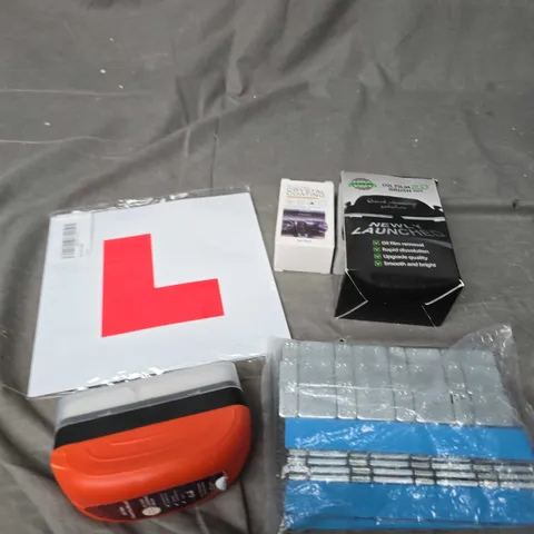 APPROXIMATELY 15 ASSORTED VEHICLE PARTS/ACCESSORIES TO INCLUDE L PLATES, OIL FILM BRUSH, SUCTION CUP MOUNT PAD ETC
