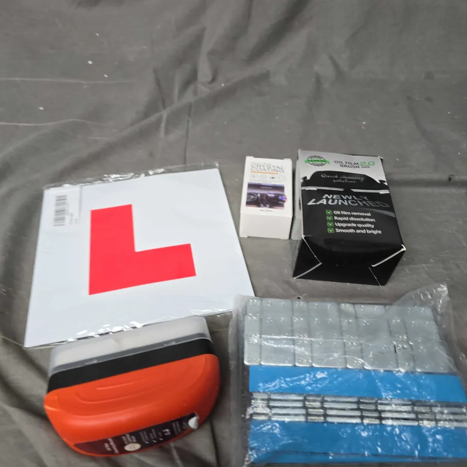 APPROXIMATELY 15 ASSORTED VEHICLE PARTS/ACCESSORIES TO INCLUDE L PLATES, OIL FILM BRUSH, SUCTION CUP MOUNT PAD ETC