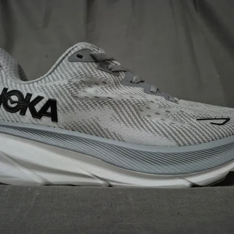 BOXED PAIR OF HOKA WOMEN'S CLIFTON 9 SHOES IN GREY UK SIZE 5.5