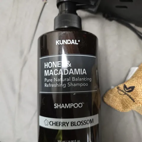 ASSORTED HEALTH & BEAUTY PRODUCTS: KUNDAL HONEY & MACADAMIA SHAMPOO, THE MAN RAZOR BUMPS SERUM, LASH SERUM & MISC COSMETICS