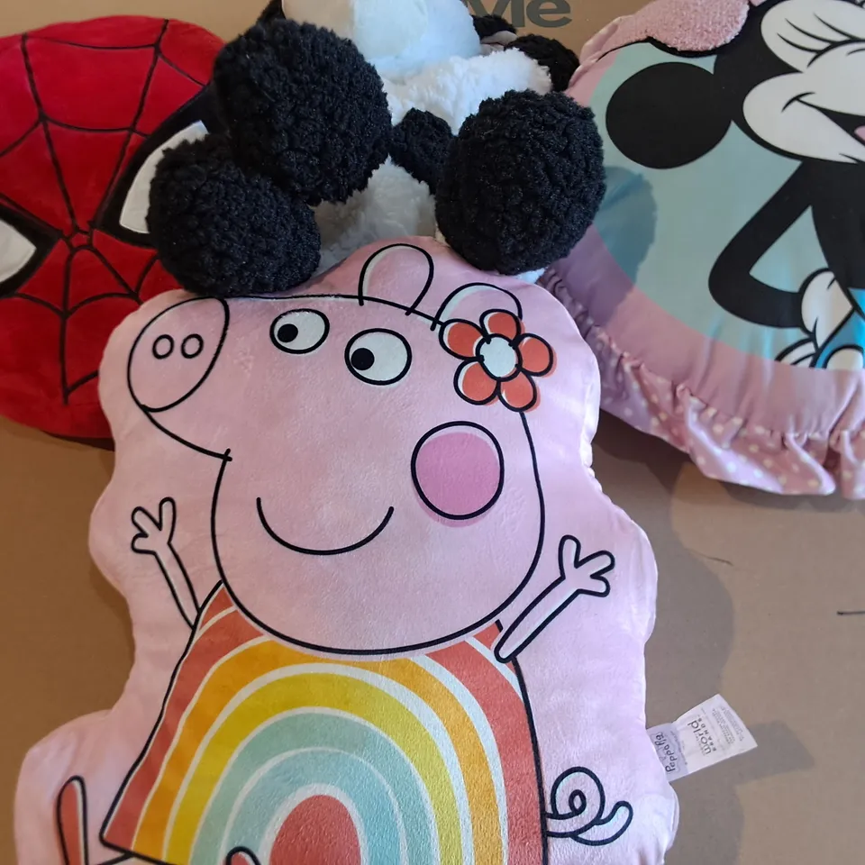 BOX OF APPROXIMATELY 10 ASSORTED BEDDING AND SOFT FURNISHING  ITEMS TO INCLUDE - PEPPER PIG PLUSHIE,  SPIDERMAN PLUSHIE ETC