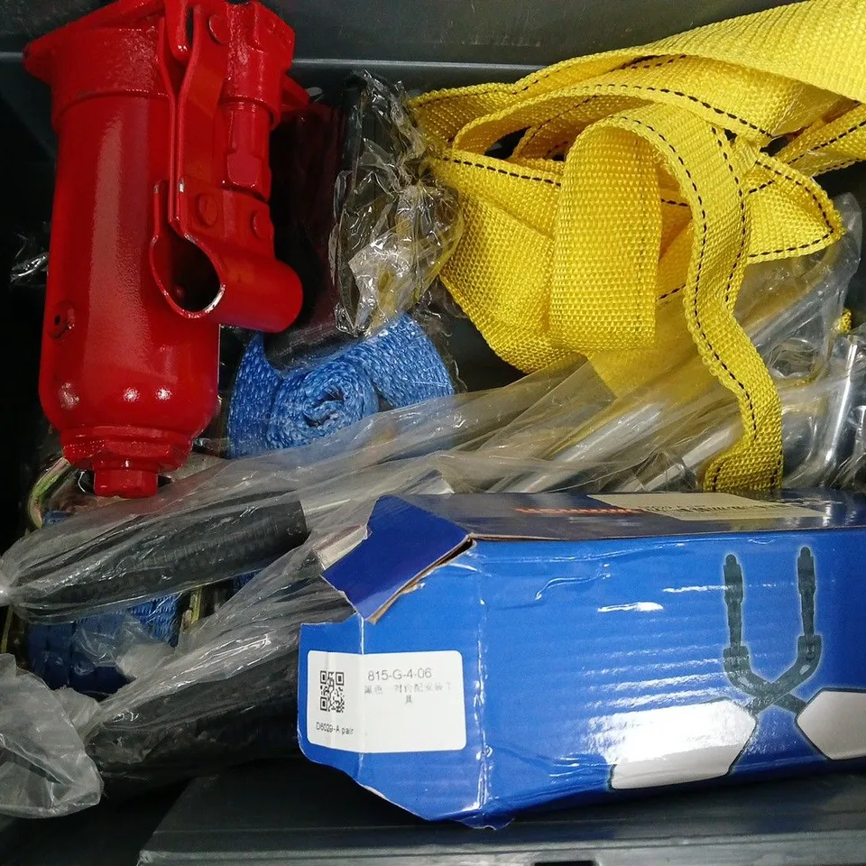 APPROXIMATELY 6 ASSORTED VEHICLE PARTS & ACCESSORIES TO INCLUDE RATCHET STRAP, 5 TON HYDRAULIC JACK, WING MIRROR, ETC - COLLECTION ONLY